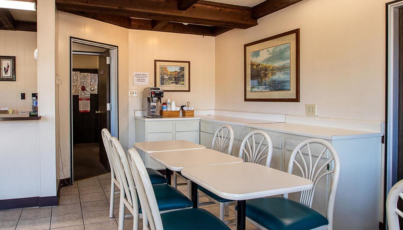 Country Squire Inn And Suites Coshocton Екстериор снимка