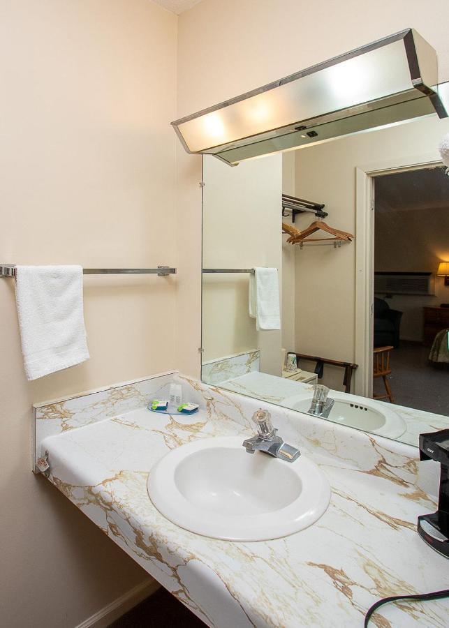 Country Squire Inn And Suites Coshocton Екстериор снимка