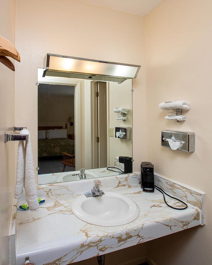 Country Squire Inn And Suites Coshocton Екстериор снимка
